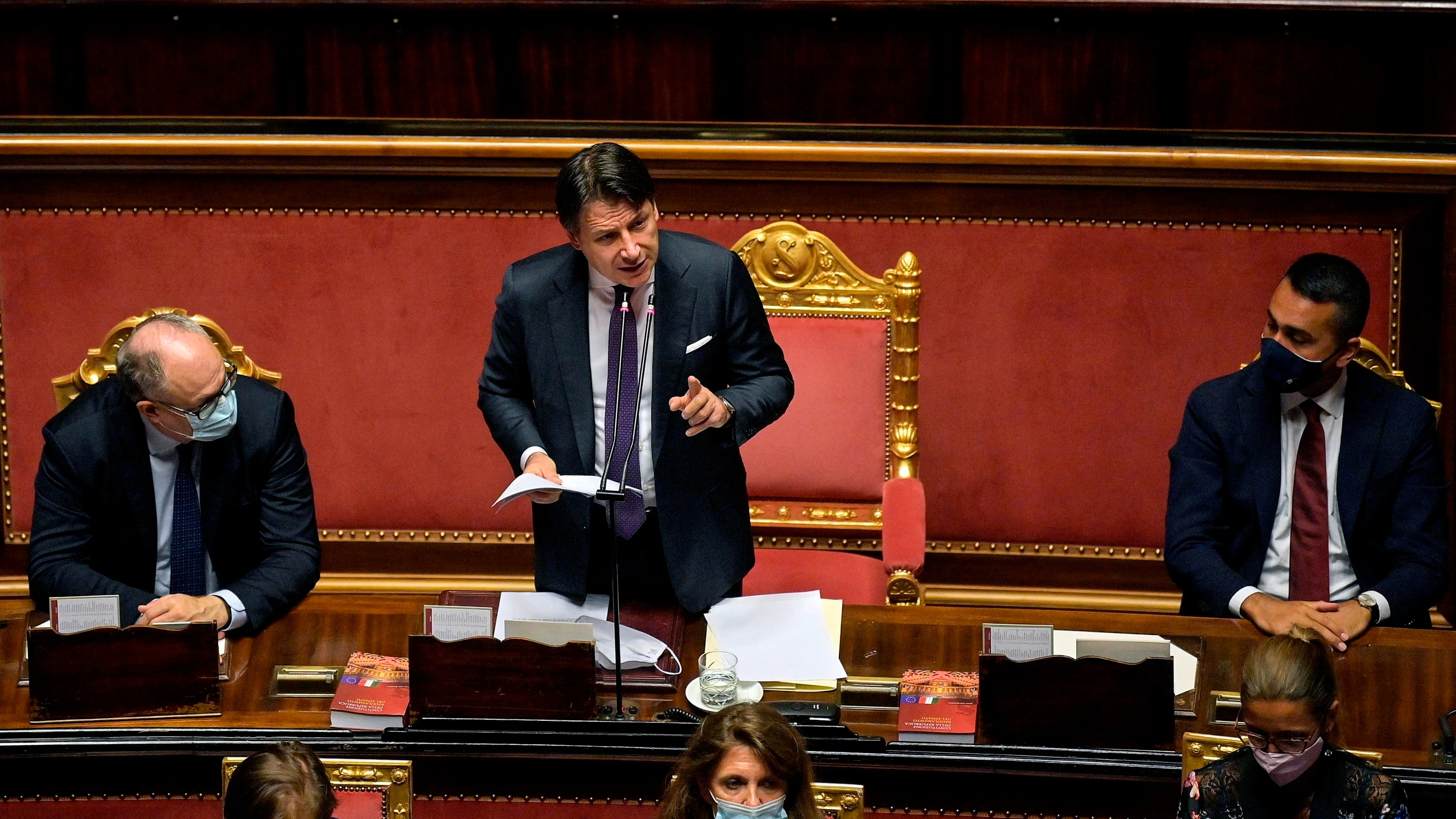 El primer ministro italiano, Giuseppe Conte (C), pronuncia un discurso sobre el acuerdo de la UE