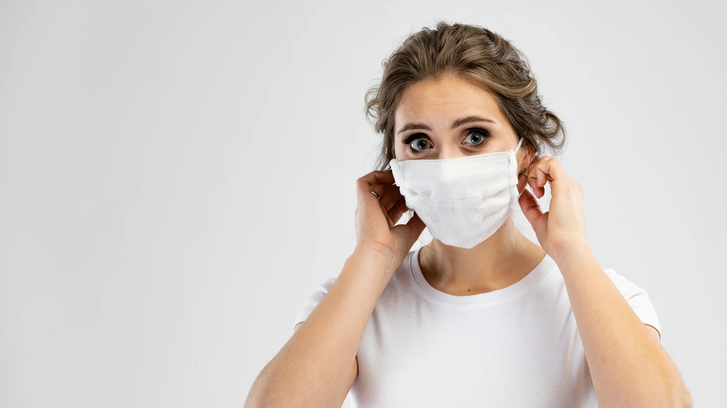 Mujer con mascarilla Mujer con mascarilla
