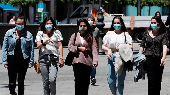 Jóvenes con mascarilla Jóvenes con mascarilla