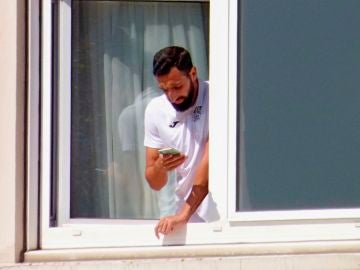 José Rodríguez, jugador del Fuenlabrada, se asoma a una de las ventanas del hotel Finisterre de A Coruña José Rodríguez, jugador del Fuenlabrada, se asoma a una de las ventanas del hotel Finisterre de A Coruña