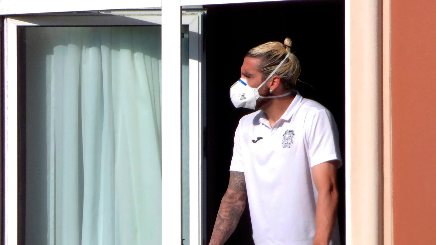 El jugador del Fuenlabrada Chico Flores, se asoma a una ventana del hotel Finisterre El jugador del Fuenlabrada Chico Flores, se asoma este miércoles a una ventana del hotel Finisterre