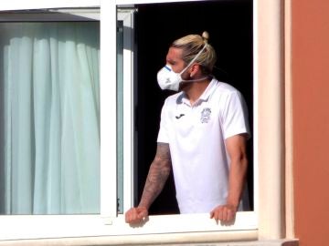 El jugador del Fuenlabrada Chico Flores, se asoma a una ventana del hotel Finisterre El jugador del Fuenlabrada Chico Flores, se asoma a una ventana del hotel Finisterre