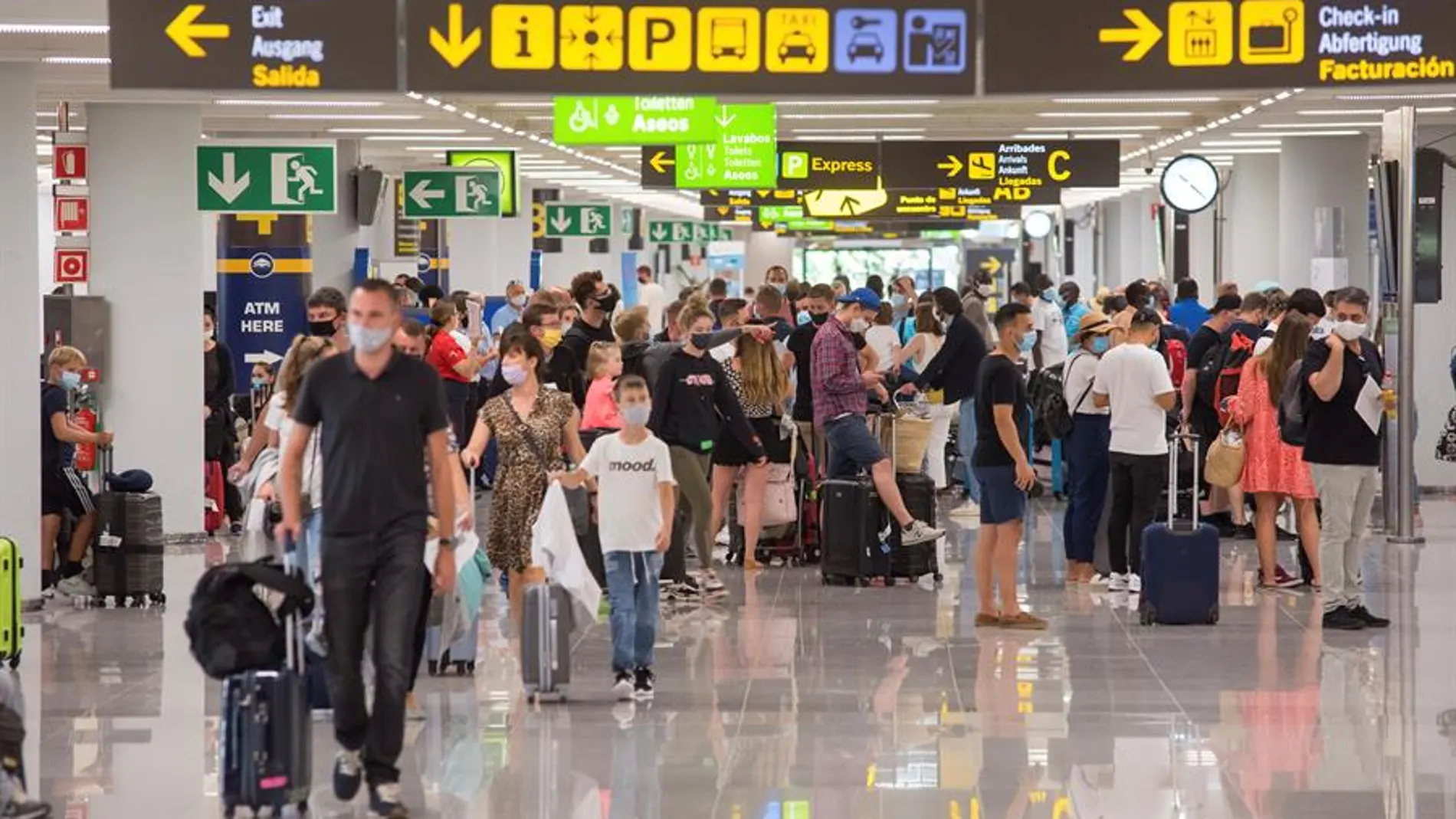 Viajeros en la terminal de llegadas del aeropuerto de Palma