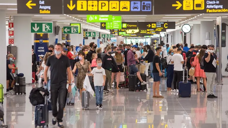 Viajeros en la terminal de llegadas del aeropuerto de Palma