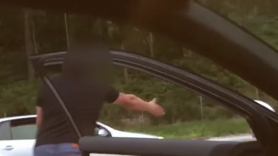 El tenso momento de un conductor intentando parar a otro que iba en sentido contrario El tenso momento de un conductor intentando parar a otro que iba en sentido contrario