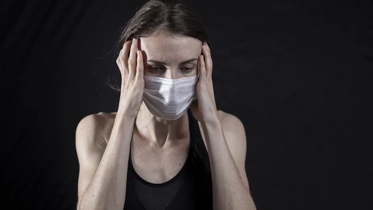 mujer con dolor de cabeza mujer con dolor de cabeza