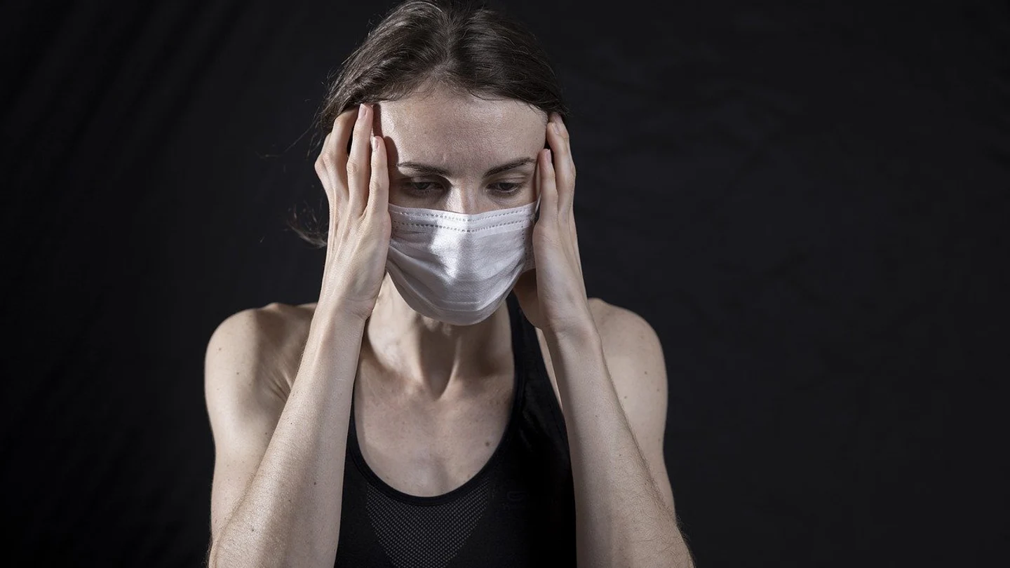 mujer con dolor de cabeza mujer con dolor de cabeza