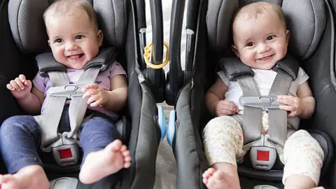 Bebés en el coche Bebés en el coche