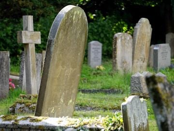 Encuentran a un hombre deambulando por un cementerio cuatro meses después de haber sido enterrado