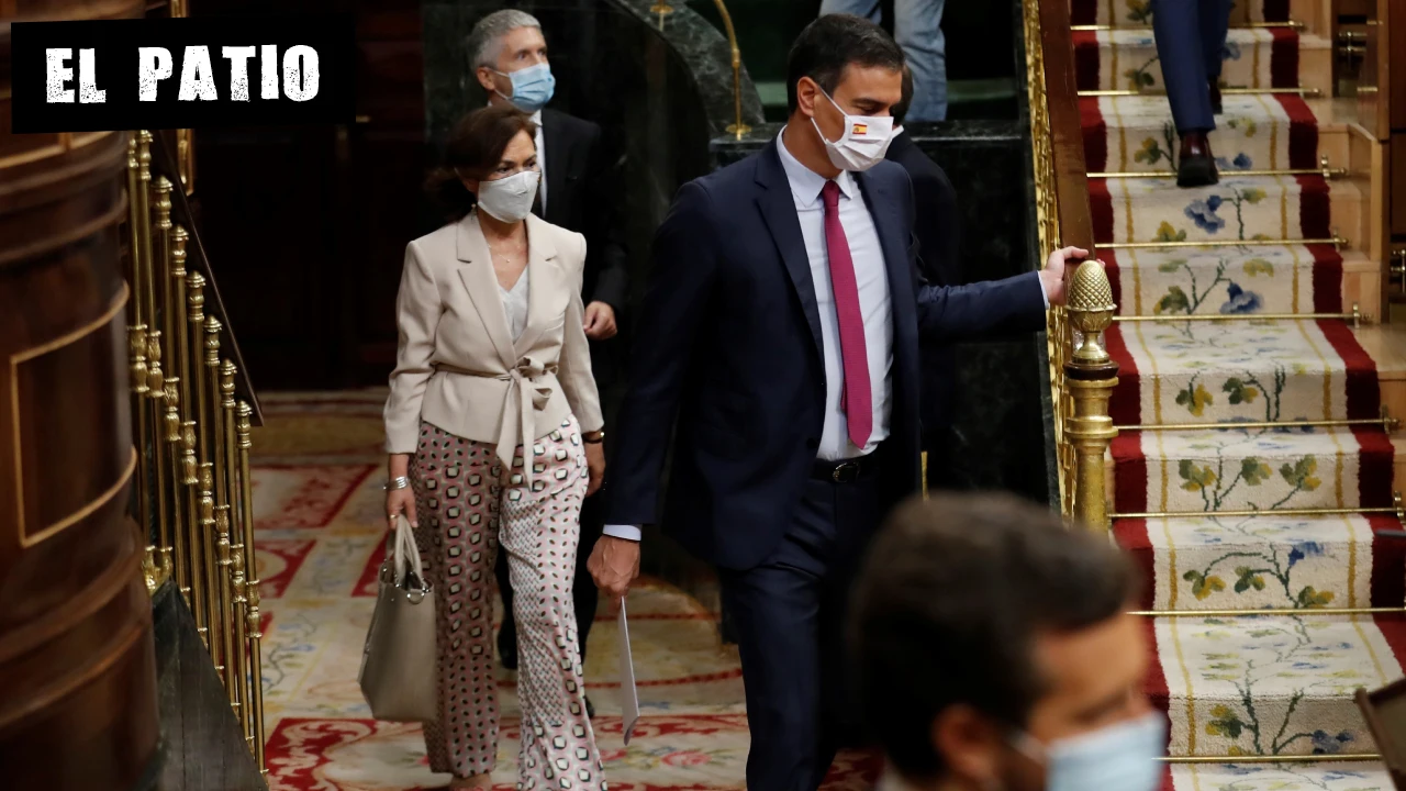 El presidente del Gobierno, Pedro Sánchez, y la vicepresidenta primera, Carmen Calvo, en el Congreso