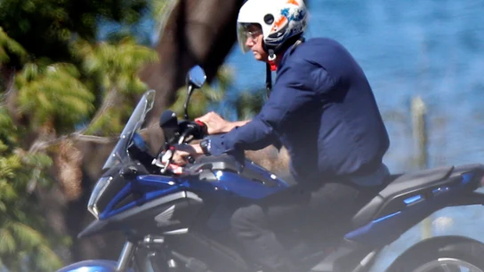 Jair Bolsonaro pillado circulando en moto sin mascarilla. Jair Bolsonaro pillado circulando en moto sin mascarilla.