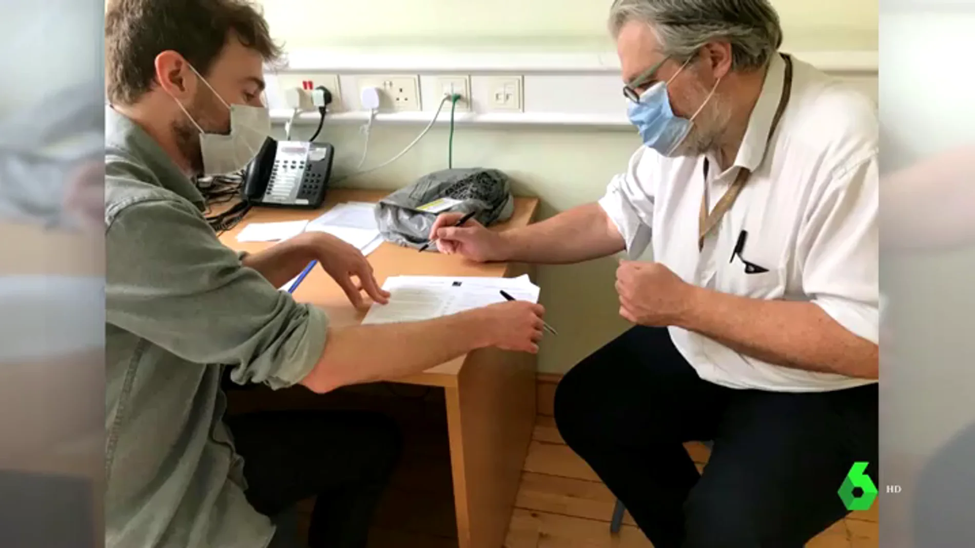 Aparcó su vida para buscar sin cobrar una vacuna contra el coronavirus: así trabaja Carlos, neurólogo del UCL