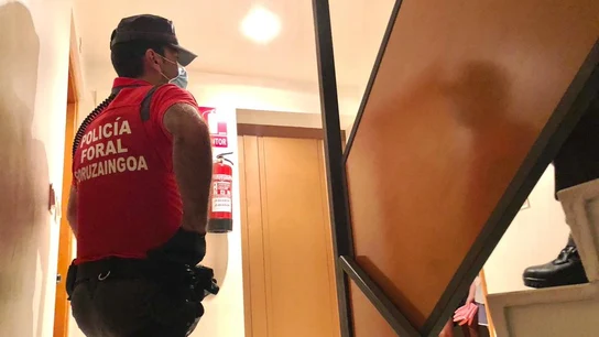 Un agente de la Policía Foral de Navarra en un portal Un agente de la Policía Foral de Navarra en un portal
