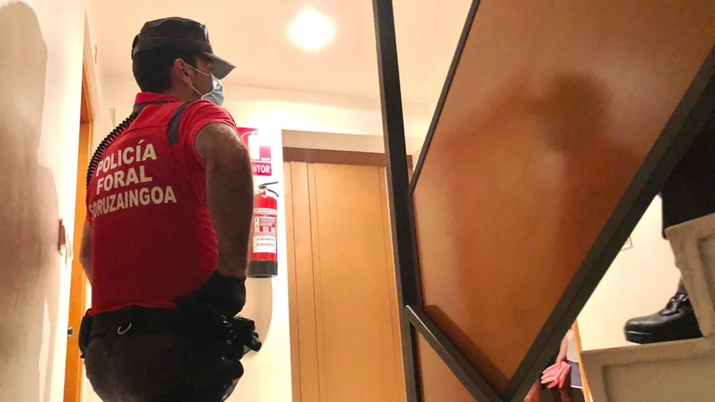 Un agente de la Policía Foral de Navarra en un portal Un agente de la Policía Foral de Navarra en un portal
