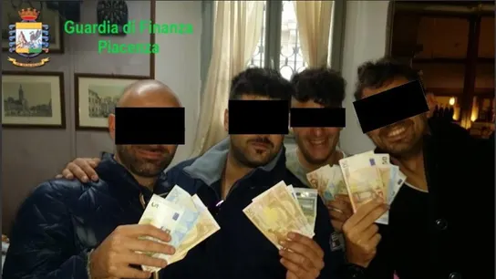 Imagen facilitada por la Guardia de Finanzas de cuatro de los carabineros arrestados mostrando dinero. Imagen facilitada por la Guardia de Finanzas de cuatro de los carabineros arrestados mostrando dinero.