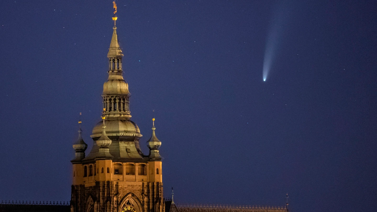 El cometa NEOWISE visto desde Praga NEOWISE
