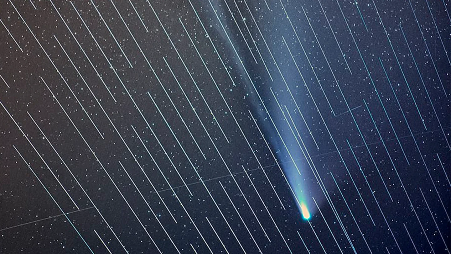 Los satélites de Elon Musk arruinan la fotografía perfecta del cometa NEOWISE Los satélites de Elon Musk arruinan la fotografía perfecta del cometa NEOWISE