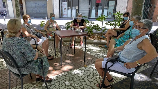 Un grupo de mujeres sentadas en una terraza (Archivo) Un grupo de mujeres sentadas en una terraza