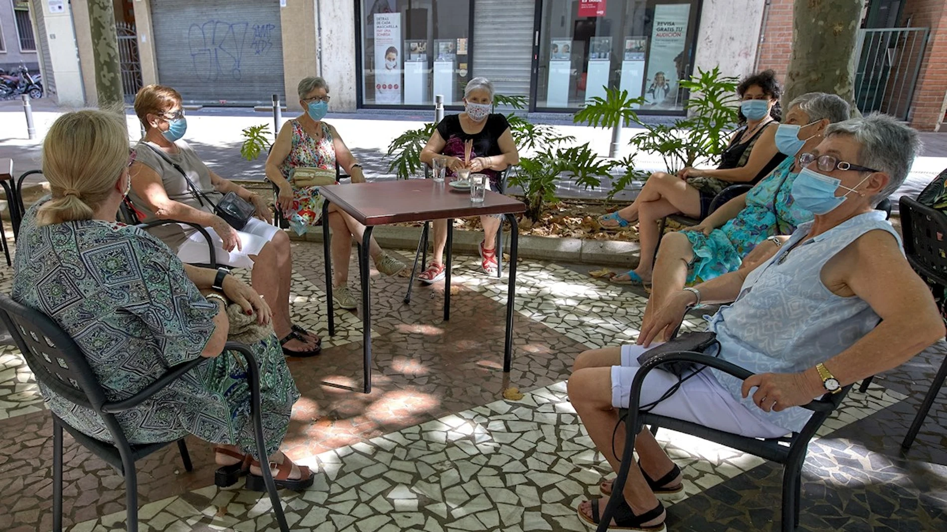 Un grupo de mujeres sentadas en una terraza (Archivo)