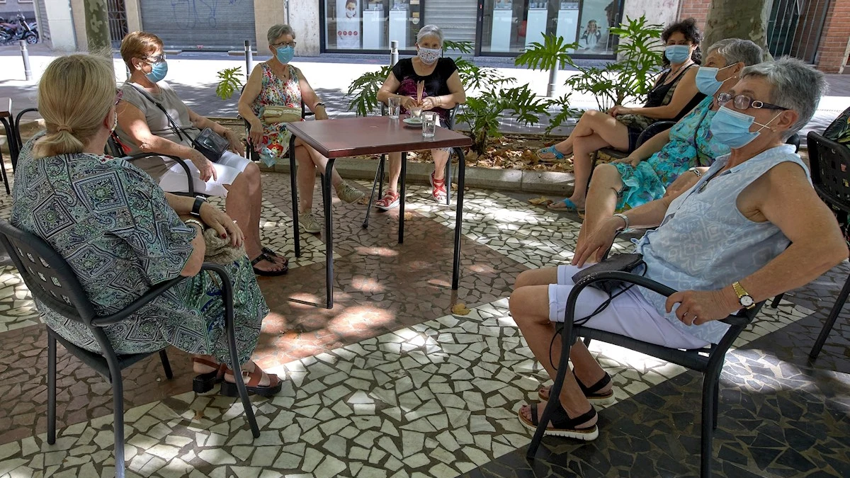 Un grupo de mujeres sentadas en una terraza