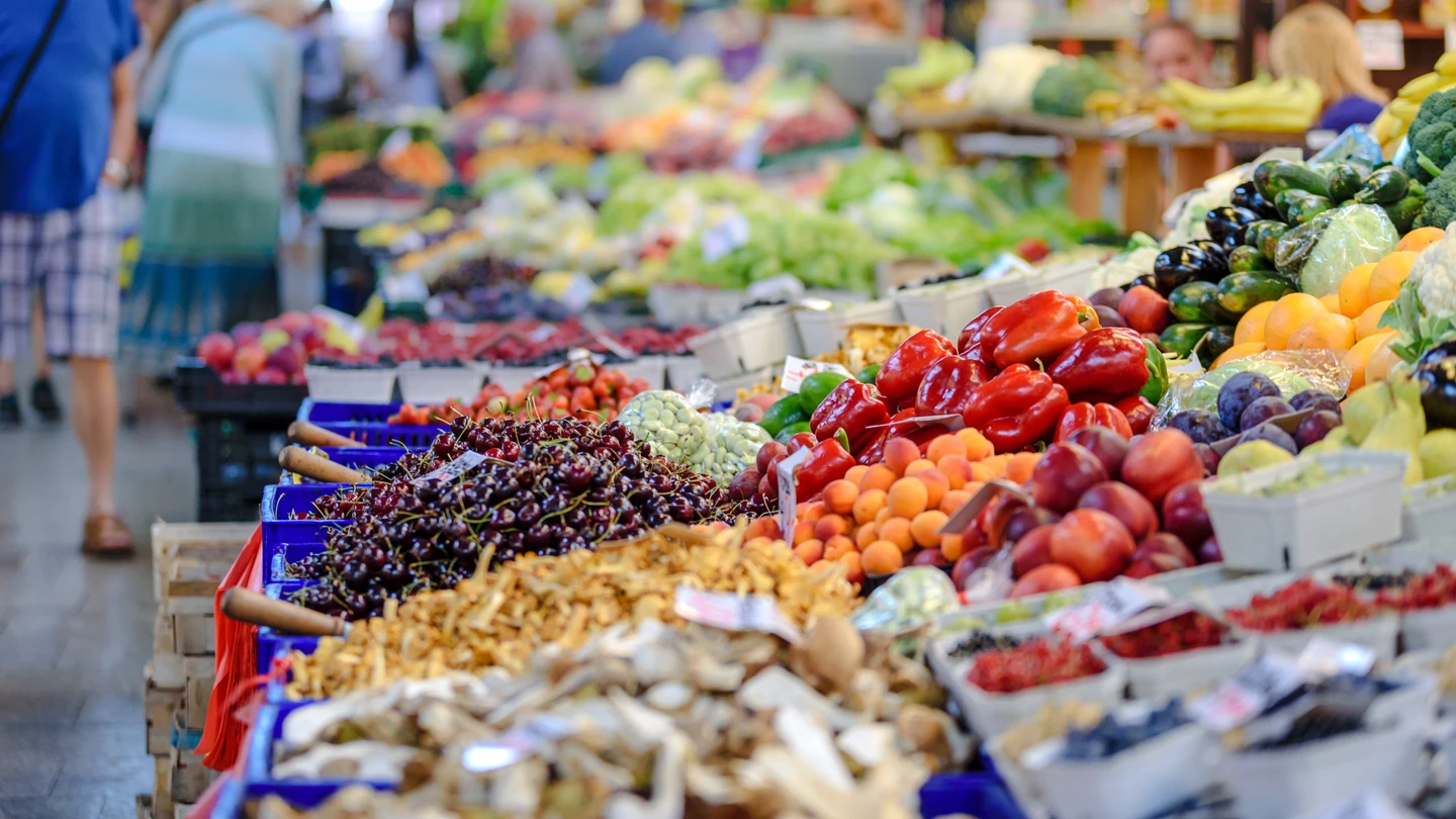 Imagen de archivo de un mercado de alimentos. Imagen de archivo de un mercado de alimentos.