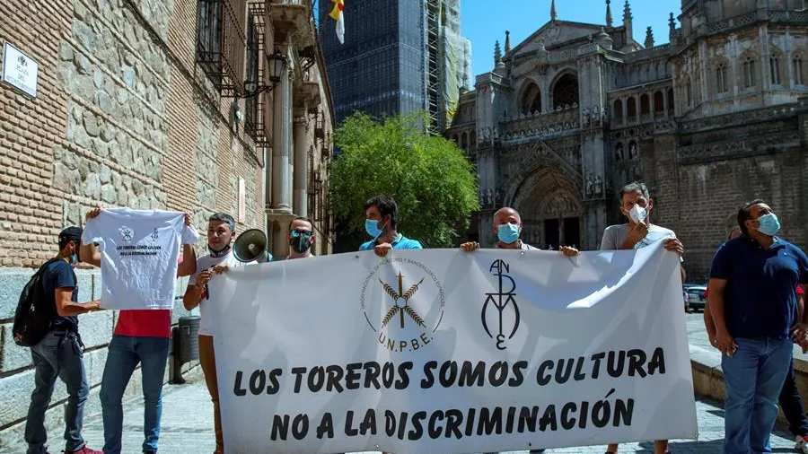 Varios trabajadores del mundo taurino ha llevado a cabo una protesta ante la ministra de Trabajo y Economía Social.