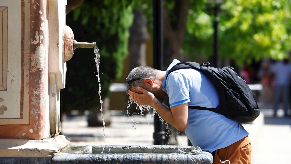 Un hombre en el interior del patio de los naranjos de la Mezquita de Córdoba