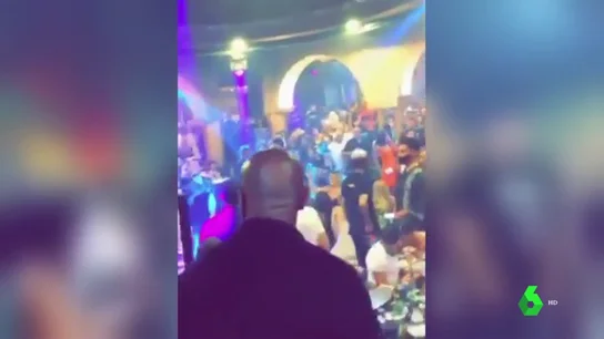 Jóvenes en una discoteca Jóvenes en una discoteca