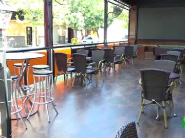 Imagen de un restaurante con las sillas vacías