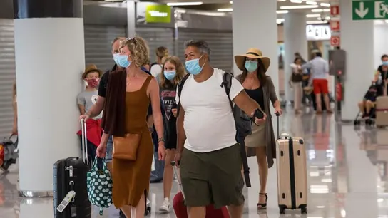 Varios pasajeros en la terminal de llegadas del aeropuerto de Palma de Mallorca Varios pasajeros en la terminal de llegadas del aeropuerto de Palma de Mallorca