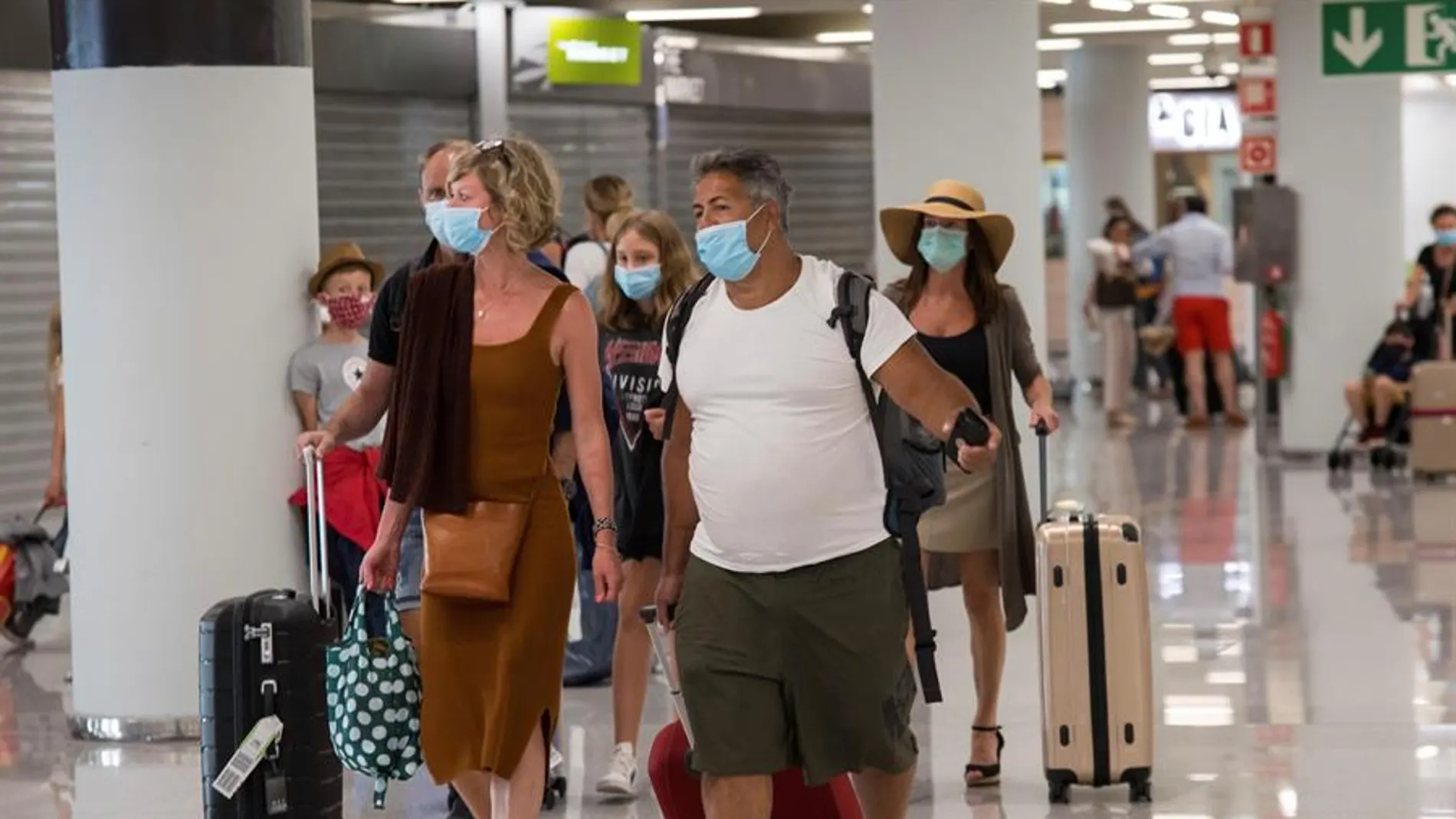 Varios pasajeros en la terminal de llegadas del aeropuerto de Palma de Mallorca
