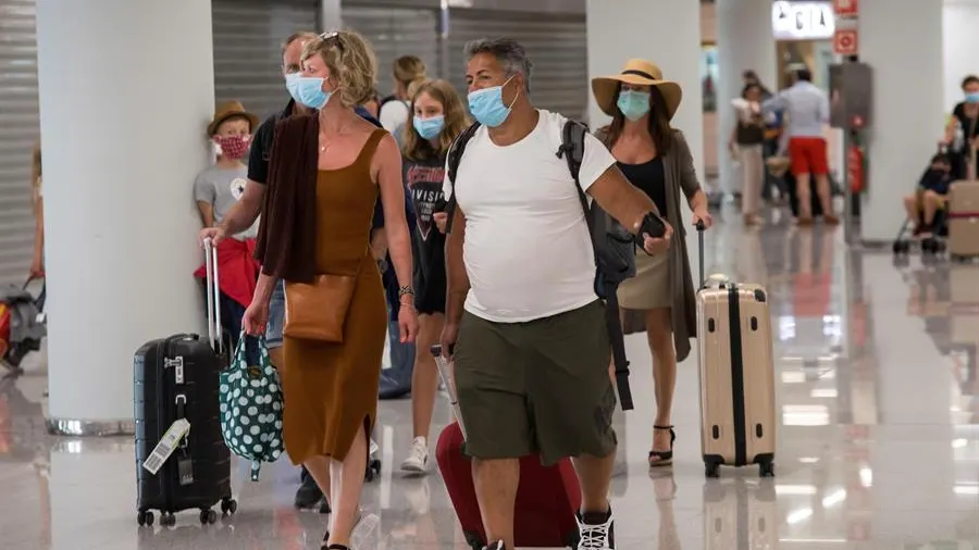 Varios pasajeros en la terminal de llegadas del aeropuerto de Palma de Mallorca