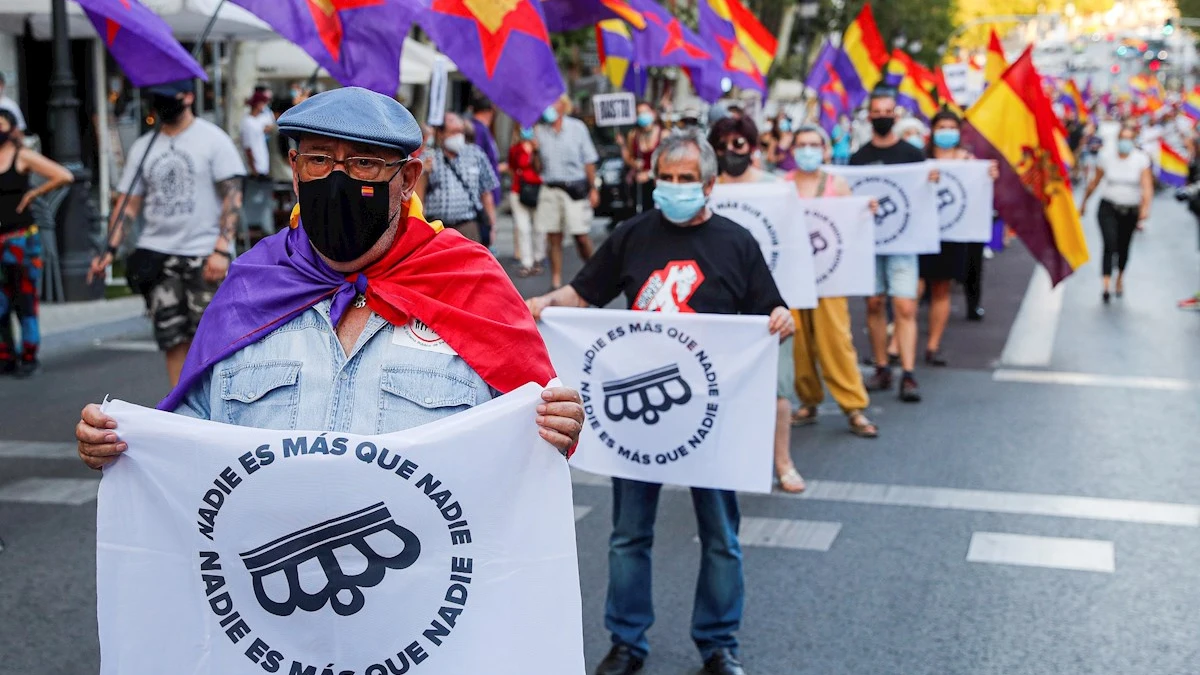 Asistentes a la manifestación por la III República