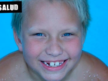 Imagen de archivo de un niño en una piscina Imagen de archivo de un niño en una piscina
