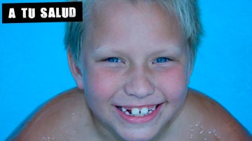 Imagen de archivo de un niño en una piscina