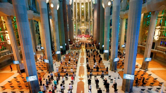 Un momento de la celebración en la Sagrada Familia de una misa por los difuntos  Un momento de la celebración en la Sagrada Familia de una misa por los difuntos