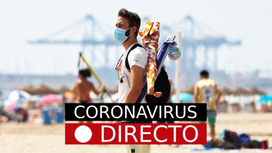 Imagen de archivo de un joven en la playa