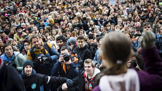 Greta Thunberg saluda a miles de seguidores Greta Thunberg saluda a miles de seguidores