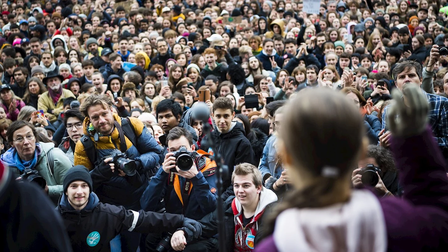Greta Thunberg saluda a miles de seguidores Greta Thunberg saluda a miles de seguidores