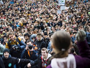 Greta Thunberg saluda a miles de seguidores Greta Thunberg saluda a miles de seguidores
