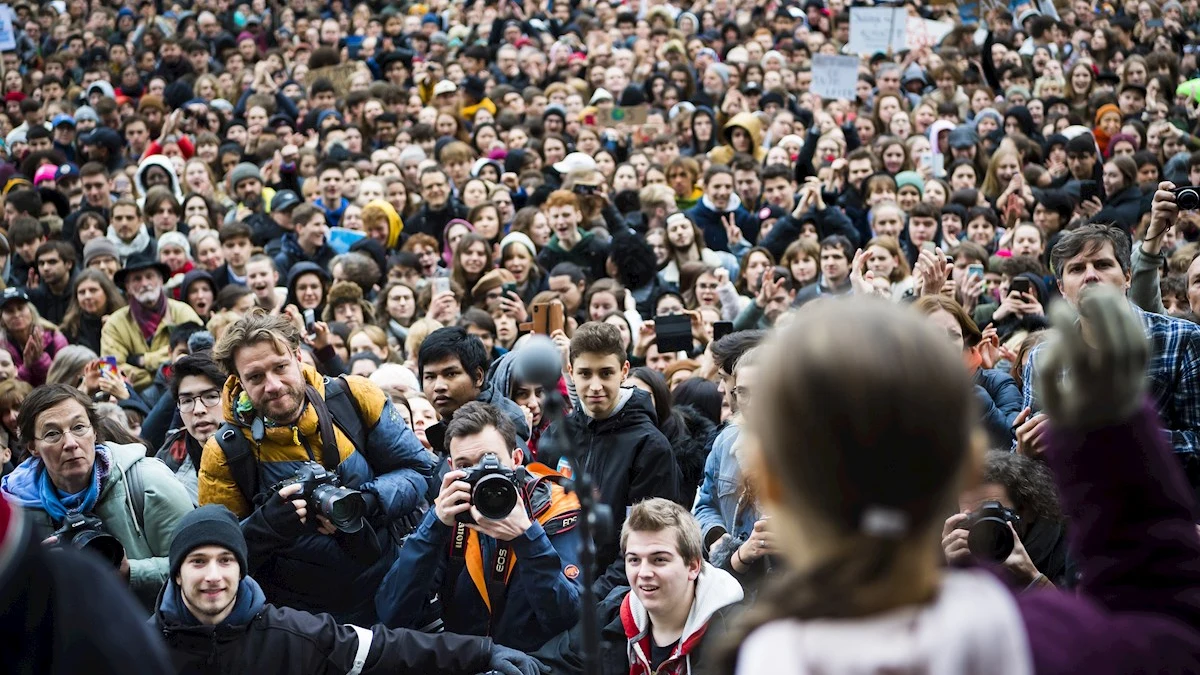 Greta Thunberg saluda a miles de seguidores