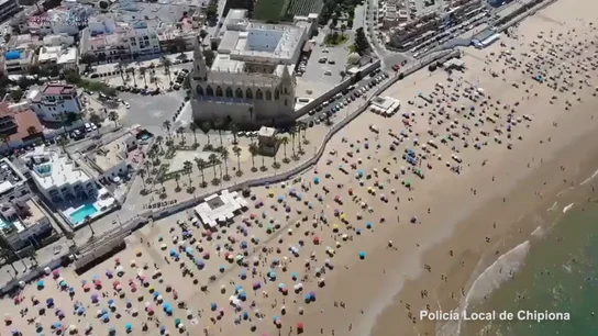 Las imágenes aéreas que muestran la distancia social en una playa de Chipiona Las imágenes aéreas que muestran la distancia social en una playa de Chipiona