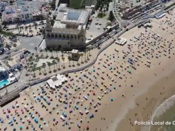 Las imágenes aéreas que muestran la distancia social en una playa de Chipiona Las imágenes aéreas que muestran la distancia social en una playa de Chipiona