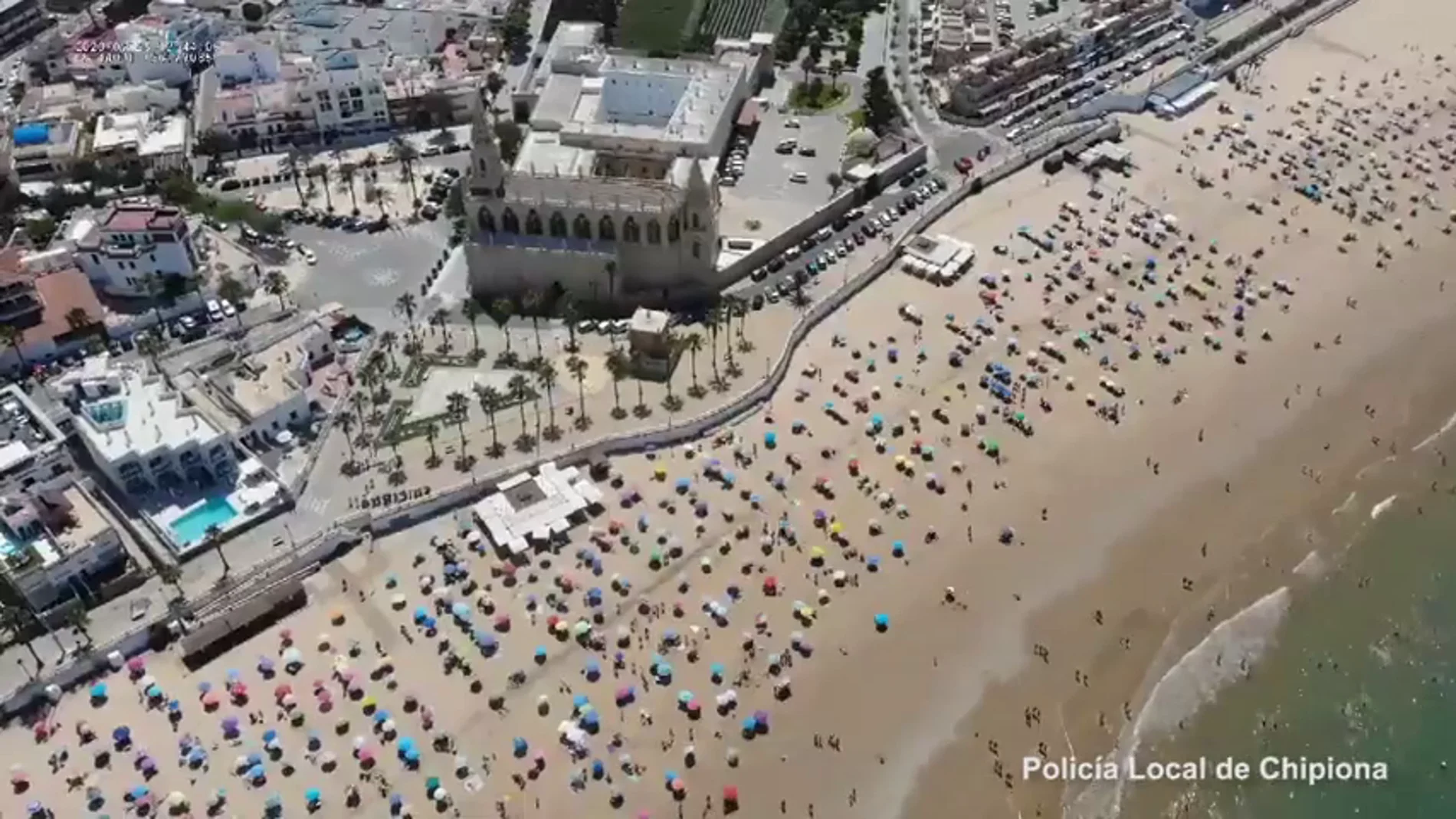 Las imágenes aéreas que muestran la distancia social en una playa de Chipiona