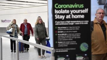 Pasajeros en el aeropuerto londinense de Heathrow.