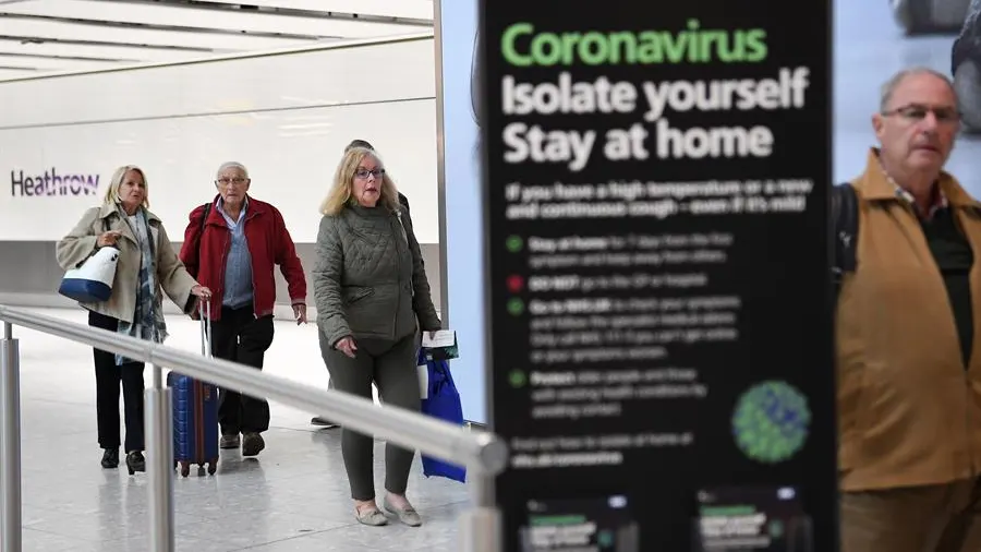 Pasajeros en el aeropuerto londinense de Heathrow.