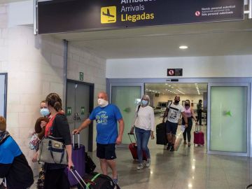 Andalucía pide un corredor seguro con el Reino Unido que exima de la cuarentena a sus turistas al regresar a su origen Andalucía pide un corredor seguro con el Reino Unido que exima de la cuarentena a sus turistas al regresar a su origen