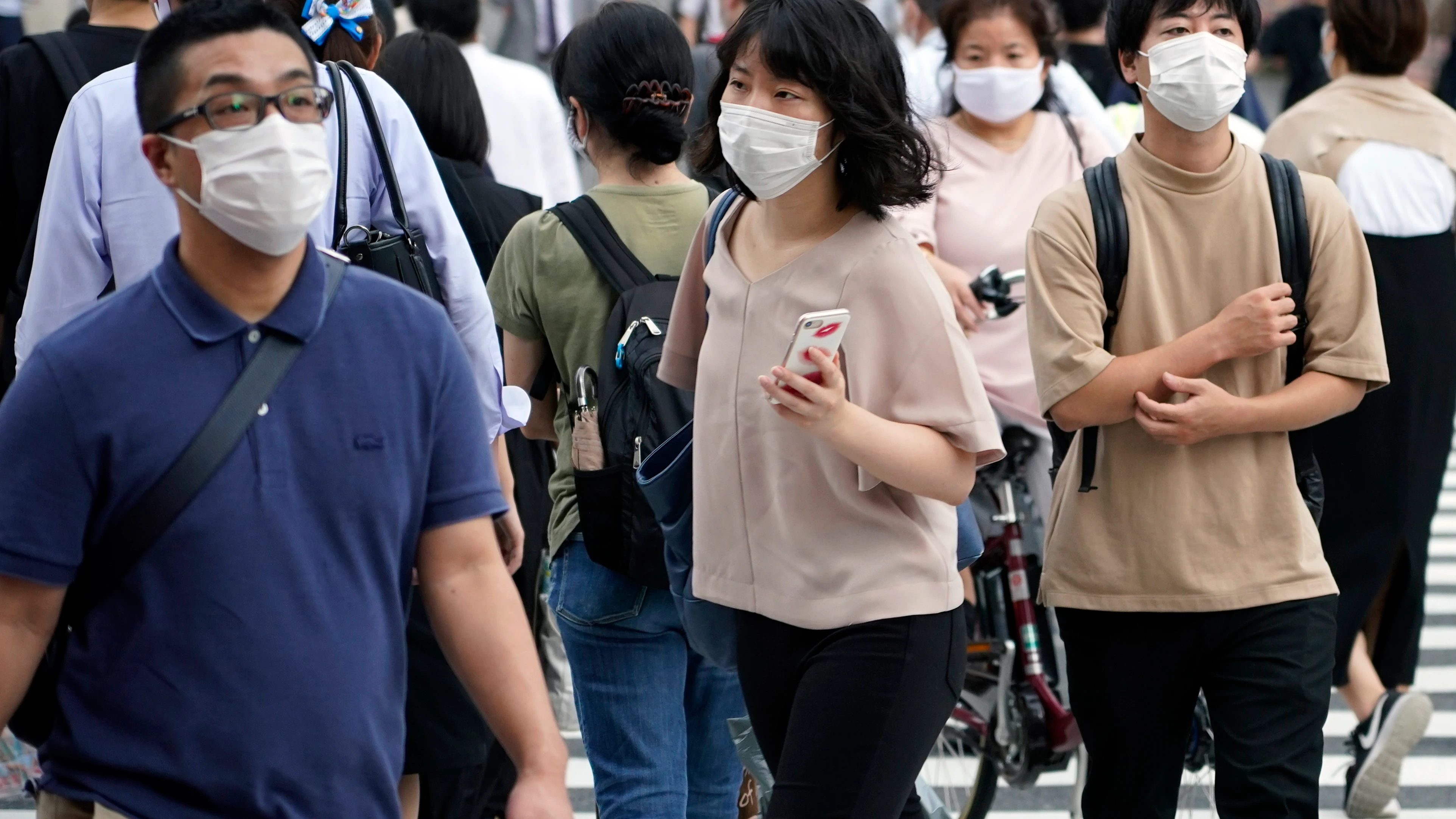 Peatones con mascarilla en una calle de Tokio