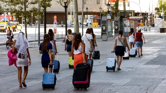 Varias turistas caminando por la Plaza Cataluña de Barcelona Varias turistas caminando por la Plaza Cataluña de Barcelona