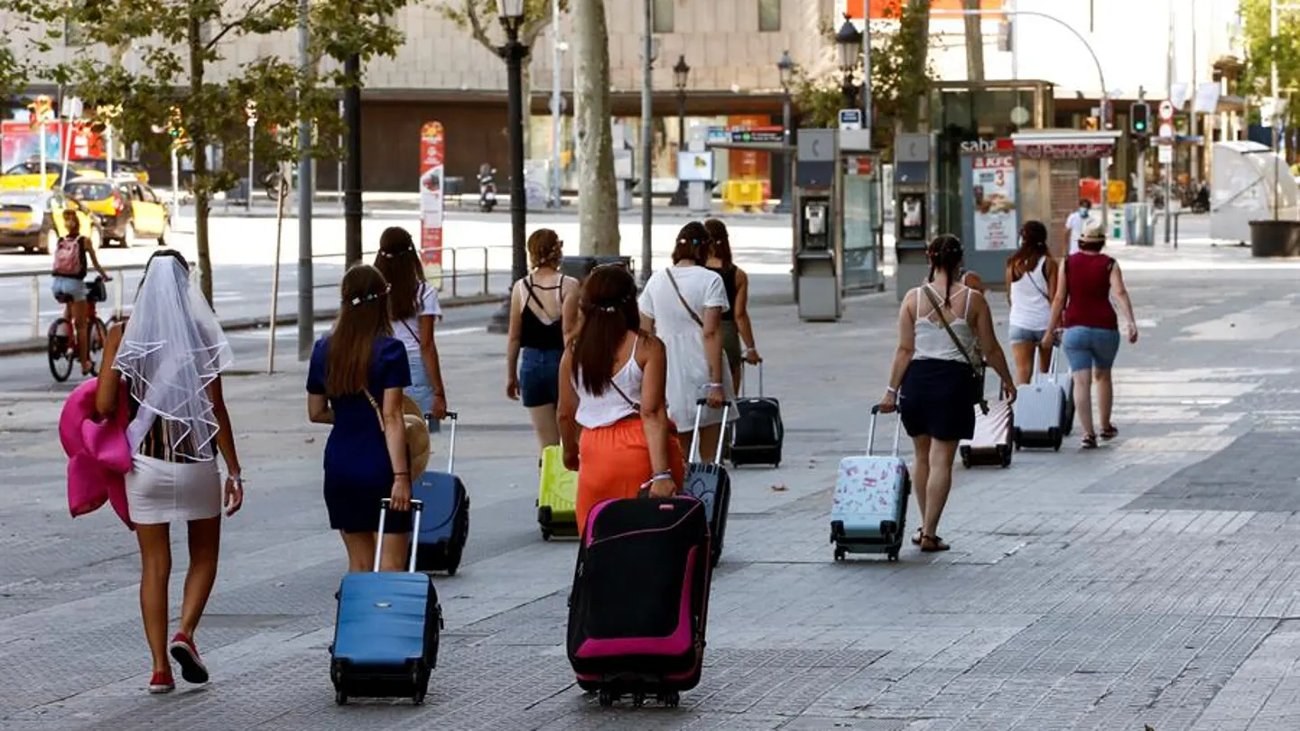 Varias turistas caminando por la Plaza Cataluña de Barcelona Varias turistas caminando por la Plaza Cataluña de Barcelona